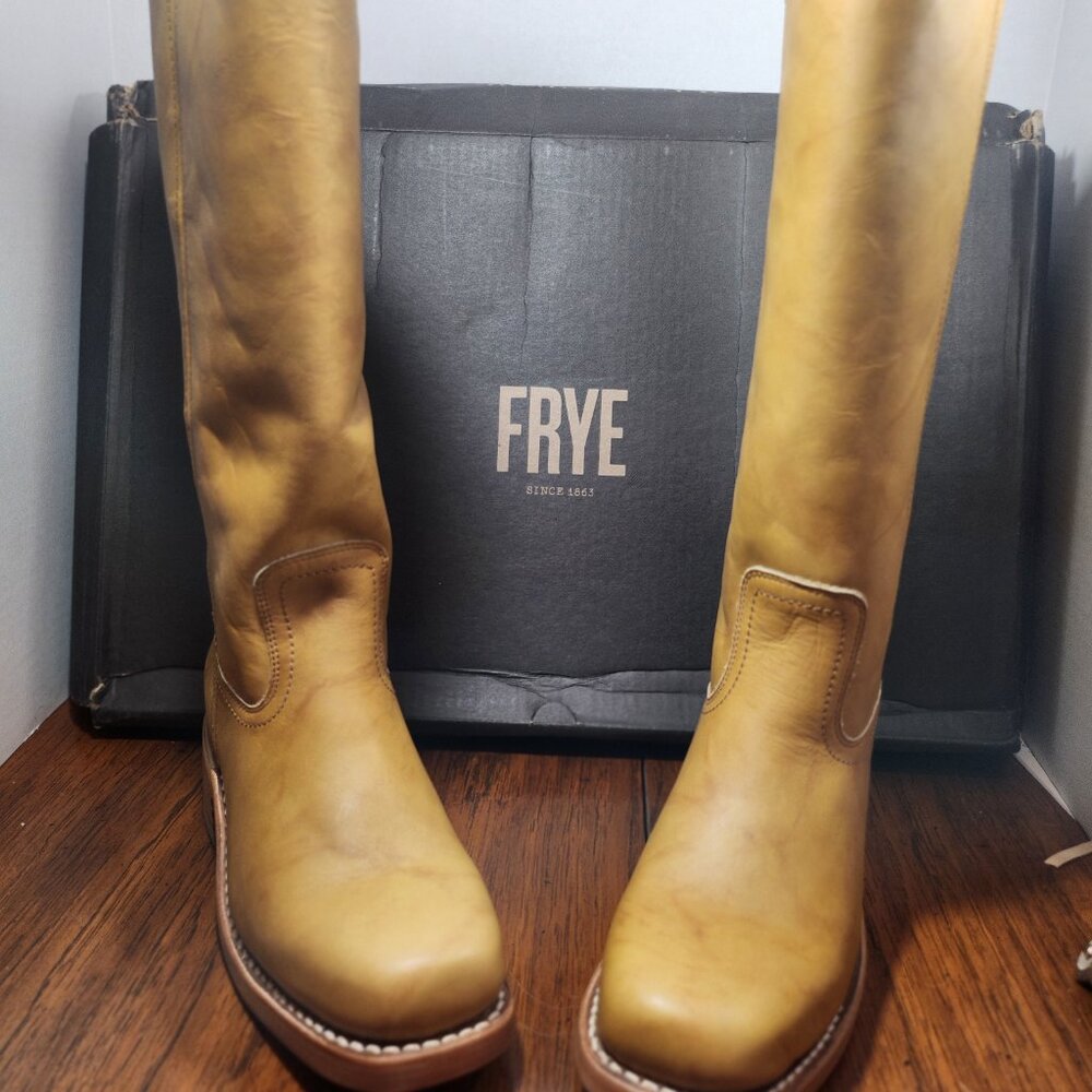 FRYE Campus 14L (Women's) - Banana BOOTS. Size 8.5.